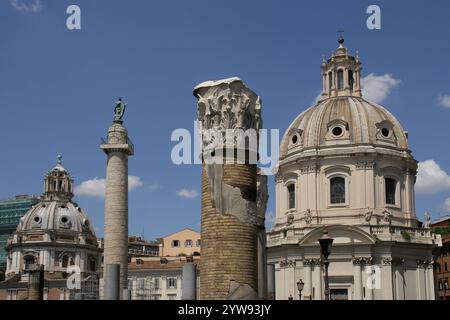 Italia. Roma. Foro di Traiano. Vista della colonna di Traiano, delle rovine della Basilica Ulpia e della Chiesa di Santo Apostolli. Foto Stock