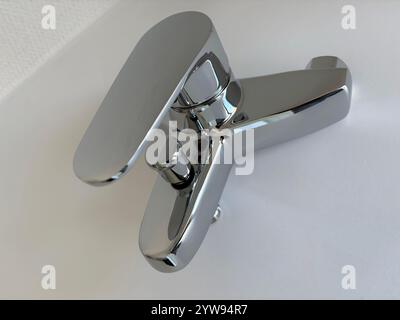 Rubinetto doccia e miscelatore da bagno isolato su bianco Foto Stock