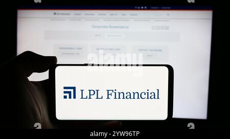 Germania. 21 luglio 2024. In questa immagine, una persona ha in mano un cellulare con il logo della società di intermediazione commerciale LPL Financial Holdings Inc. Davanti alla pagina Web aziendale. (Immagine di credito: © Timon Schneider/SOPA Images via ZUMA Press Wire) SOLO PER USO EDITORIALE! Non per USO commerciale! Foto Stock