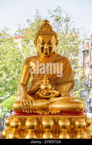 Splendida vista della statua dorata del Buddha a Wat Suthat Thepwararam Foto Stock