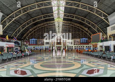 La sala principale della stazione ferroviaria di Bangkok (Hua Lamphong) Foto Stock