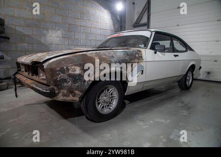 La serie televisiva "Minder" Ford Capri dopo che ha preso fuoco, causato da un guasto elettrico, è stata portata da uno specialista nel restauro di auto d'epoca nel Kent Foto Stock