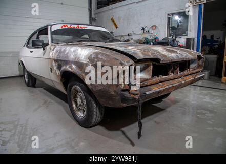 La serie televisiva "Minder" Ford Capri dopo che ha preso fuoco, causato da un guasto elettrico, è stata portata da uno specialista nel restauro di auto d'epoca nel Kent Foto Stock