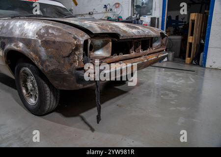 La serie televisiva "Minder" Ford Capri dopo che ha preso fuoco, causato da un guasto elettrico, è stata portata da uno specialista nel restauro di auto d'epoca nel Kent Foto Stock