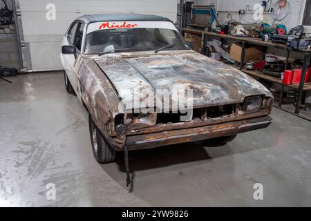 La serie televisiva "Minder" Ford Capri dopo che ha preso fuoco, causato da un guasto elettrico, è stata portata da uno specialista nel restauro di auto d'epoca nel Kent Foto Stock