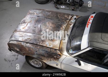 La serie televisiva "Minder" Ford Capri dopo che ha preso fuoco, causato da un guasto elettrico, è stata portata da uno specialista nel restauro di auto d'epoca nel Kent Foto Stock