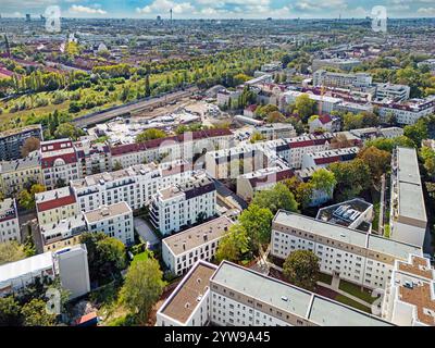 Luftbild von Pankow mit dem ehemaligen Rangier- und Güterbahnhof Pankow und der City Ost mit Fernsehturm Luftbild von Berlin-Pankow mit der Baustelle von Kondor Wessels an der Damerowstraße, Hadlichstraße. Dahinter das Gelände des ehemaligen Rangier- und Güterbahnhofs Pankow. Der Investor Kurt Krieger Plant auf einer Fläche von 47 Hektar ein Möbelfachmarkt und das neue Wohnquartier Pankower Tor zu errichten. Berlin-Pankow Berlin Deutschland *** Vista aerea di Pankow con l'ex scalo merci Pankow e la città Est con torre televisiva Vista aerea del Pankow di Berlino con il Kon Foto Stock