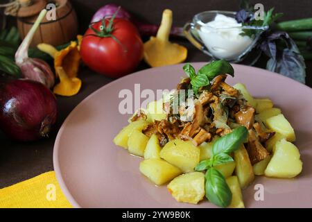 Patate arrostite con lampadari, decorate con basilico e aneto, servite con panna acida Foto Stock