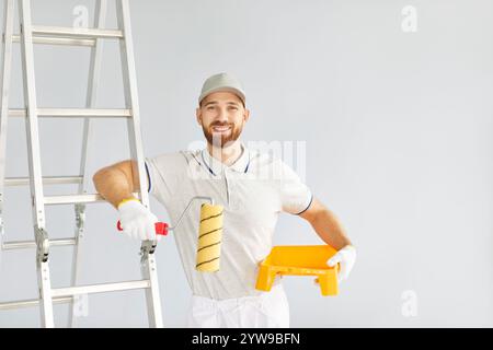 Uomo sorridente professionista, servizio, pittore di successo, operaio edile, uniforme Foto Stock