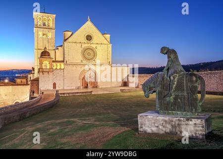 Assisi, Italia con la Basilica di San Francesco d'Assisi al crepuscolo. Foto Stock