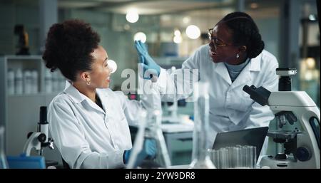 Scienziata, donne e cinque con celebrazione per l'esperimento, la svolta patologica e il successo. Biochimica, ricerca e scoperta per microscopi Foto Stock