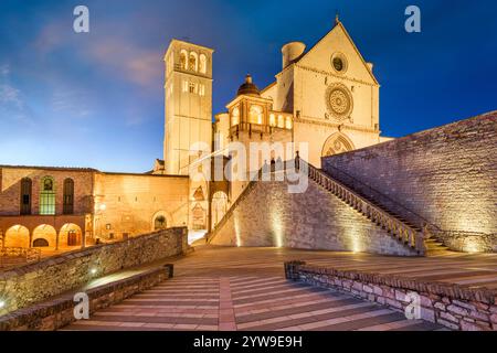 Assisi, Italia con la Basilica di San Francesco d'Assisi al crepuscolo. Foto Stock