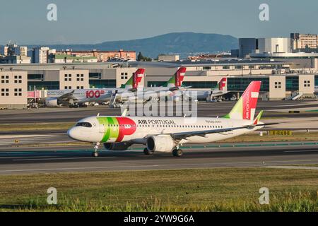 Il decollo dell'Airbus A320-251N di TAP Air Portugal all'aeroporto Humberto Delgado di Lisbona Foto Stock
