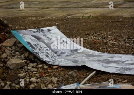 Belfast, Regno Unito 10/12/2024 resti di un muro crollato su Northumberland Street Belfast, caduto durante Storm Darragh. Northumberland Street corre tra la repubblicana Divis Street e la lealista Shankill Road con una serie di cancelli di sicurezza che sono chiusi di notte per prevenire la violenza delle interfacce e il comportamento anti-sociale. Belfast Irlanda del Nord credito: HeadlineX/Alamy Live News Foto Stock
