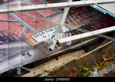 Belfast, Regno Unito 10/12/2024 resti di un muro crollato su Northumberland Street Belfast, caduto durante Storm Darragh. Northumberland Street corre tra la repubblicana Divis Street e la lealista Shankill Road con una serie di cancelli di sicurezza che sono chiusi di notte per prevenire la violenza delle interfacce e il comportamento anti-sociale. Belfast Irlanda del Nord credito: HeadlineX/Alamy Live News Foto Stock