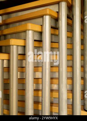 Tavoli impilabili in una sala sportiva, perfetti per esami ed eventi. Salvaspazio, flessibile e facile da installare e riporre. Foto Stock