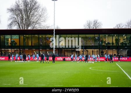 Rotterdam, Paesi Bassi. 10 dicembre 2024. Rotterdam - Feyenoord durante l'allenamento del Feyenoord in preparazione del duello di UEFA Champions League contro l'AC Sparta Praga al Trainingscomplex 1908 il 10 dicembre 2024 a Rotterdam, Paesi Bassi. Credito: Foto Box to Box/Alamy Live News Foto Stock