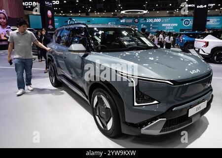 Nonthaburi, Thailandia. 10 novembre 2024. Un visitatore ispeziona un'auto KIA EV5 durante la 41a fiera internazionale dell'automobile della Thailandia presso la sala Impact Challenger di Nonthaburi. (Foto di Peerapon Boonyakiat/SOPA Images/Sipa USA) credito: SIPA USA/Alamy Live News Foto Stock