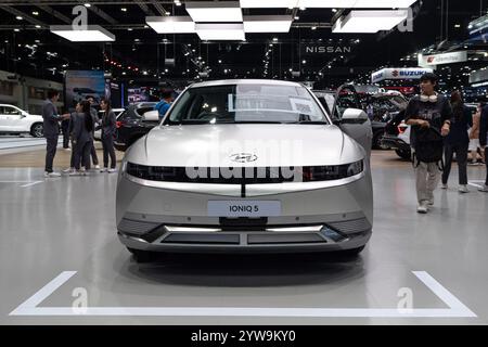 10 novembre 2024, Nonthaburi, Nonthaburi, Thailandia: Un'auto Hyundai Ioniq 5 vista durante la 41esima Thailand International Motor Expo presso la sala Impact Challenger di Nonthaburi. (Immagine di credito: © Peerapon Boonyakiat/SOPA Images via ZUMA Press Wire) SOLO PER USO EDITORIALE! Non per USO commerciale! Foto Stock