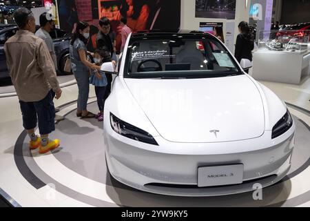 Nonthaburi, Thailandia. 10 novembre 2024. I visitatori ispezionano un'auto Tesla Model 3 durante la 41a fiera internazionale dell'automobile della Thailandia presso la sala Impact Challenger di Nonthaburi. (Foto di Peerapon Boonyakiat/SOPA Images/Sipa USA) credito: SIPA USA/Alamy Live News Foto Stock