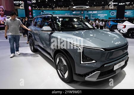 10 novembre 2024, Nonthaburi, Nonthaburi, Thailandia: Un visitatore ispeziona un'auto KIA EV5 durante la 41a fiera internazionale dell'automobile della Thailandia presso la sala Impact Challenger di Nonthaburi. (Immagine di credito: © Peerapon Boonyakiat/SOPA Images via ZUMA Press Wire) SOLO PER USO EDITORIALE! Non per USO commerciale! Foto Stock