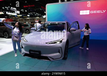 I visitatori ispezionano un'auto Geely EX5 durante la 41a Tailandia International Motor Expo presso la sala Impact Challenger di Nonthaburi. (Foto di Peerapon Boonyakiat / SOPA Images/Sipa USA) Foto Stock