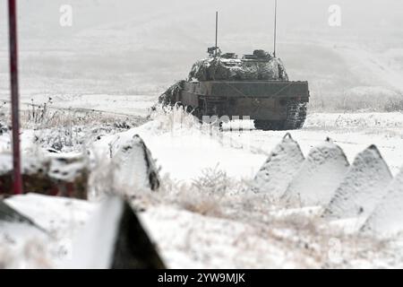 Brezina, Repubblica Ceca. 10 dicembre 2024. 73rd Tank Battalion dell'esercito ceco con carri armati Leopard 2A4 durante la pratica di tiro nell'esercitazione militare "Tasmanian Lizard II" a Brezina, Repubblica Ceca, 10 dicembre 2024. Crediti: Slavomir Kubes/CTK Photo/Alamy Live News Foto Stock