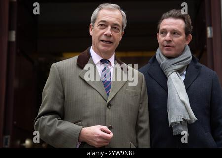 Nigel Farage (a sinistra), leader della riforma del Regno Unito, con il magnate immobiliare miliardario Nick Candy, che sta disertando per riformare il Regno Unito, presso gli studi televisivi Millbank a Londra. Data foto: Martedì 10 dicembre 2024. Foto Stock