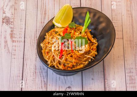 Se parliamo del fast food più famoso e conosciuto della cucina tailandese sia per la gente del posto che per gli stranieri, la risposta è la stessa, senza dubbio Pad Foto Stock