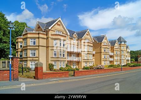 UK, North Yorkshire, Filey, The Beach, Deepdene Apartment Building. Foto Stock