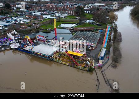 Stourport-on-Severn, Worcestershire, 10 dicembre 2024 - Dennis il dinosauro ha la pancia bagnata. - Il livello dell'acqua è salito attraverso Stourport-on-Severn lunedì, quando la tempesta Darragh ha portato gravi aree di allerta sulle inondazioni lungo il fiume Severn. Un modello di dinosauro in un campo da minigolf, chiamato Dennis dai locali che lo usano come misuratore dell'altezza delle inondazioni, è ora "altezza ventre" Geoffrey la giraffa è anche "profondità del collo" nelle vicinanze. Anche una nave pirata che arrampicava era entrata nelle acque e divenne uno scivolo d'acqua. La zona fieristica di Treasure Island è ora più isola di prima. Crediti: British News and Media/Alamy Live N Foto Stock