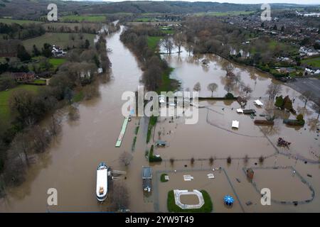 Stourport-on-Severn, Worcestershire, 10 dicembre 2024 - Dennis il dinosauro ha la pancia bagnata. - Il livello dell'acqua è salito attraverso Stourport-on-Severn lunedì, quando la tempesta Darragh ha portato gravi aree di allerta sulle inondazioni lungo il fiume Severn. Un modello di dinosauro in un campo da minigolf, chiamato Dennis dai locali che lo usano come misuratore dell'altezza delle inondazioni, è ora "altezza ventre" Geoffrey la giraffa è anche "profondità del collo" nelle vicinanze. Anche una nave pirata che arrampicava era entrata nelle acque e divenne uno scivolo d'acqua. La zona fieristica di Treasure Island è ora più isola di prima. Crediti: British News and Media/Alamy Live N Foto Stock