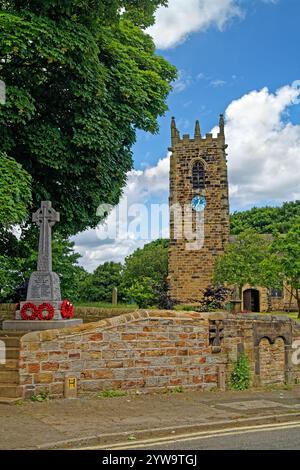 Regno Unito, West Yorkshire, Kirklees, Emley, Chiesa di San Michele Arcangelo e War Memorial. Foto Stock