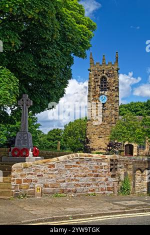 Regno Unito, West Yorkshire, Kirklees, Emley, Chiesa di San Michele Arcangelo e War Memorial. Foto Stock