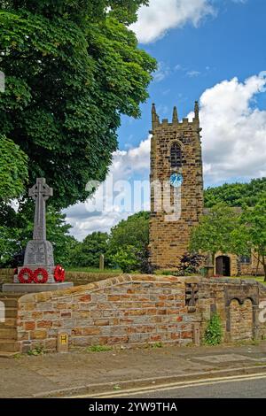 Regno Unito, West Yorkshire, Kirklees, Emley, Chiesa di San Michele Arcangelo e War Memorial. Foto Stock