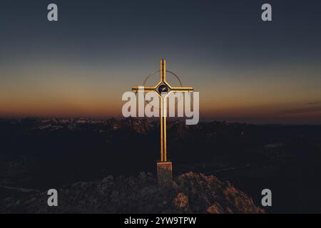 Traversata della vetta, tour escursionistico all'alba sul Saeuling nell'Allgaeu in Baviera, Germania, Europa Foto Stock