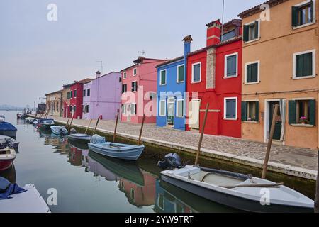 Case colorate lungo il corso d'acqua alla fondamenta Cao di Rio a Destra con barche che si trovano nell'acqua dell'isola di Burano, Italia, Europa Foto Stock