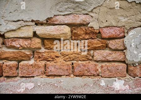 Dettaglio di un vecchio muro a ziggurat fatto di mattoni di pietra di forno, Burano, Venezia Italia Foto Stock