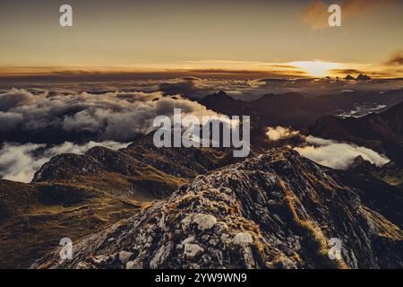 Escursione all'alba sulla Hochplatte nelle Alpi Ammergau, Ammergebirge nell'Allgaeu, Baviera, Germania, Europa Foto Stock