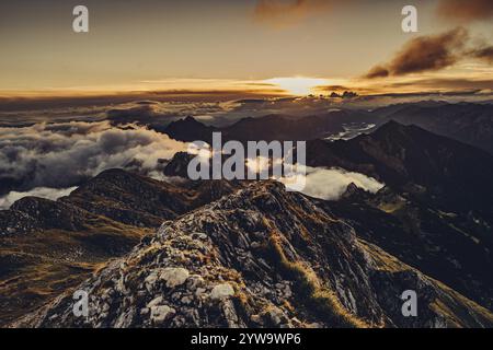 Escursione all'alba sulla Hochplatte nelle Alpi Ammergau, Ammergebirge nell'Allgaeu, Baviera, Germania, Europa Foto Stock