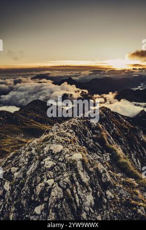 Escursione all'alba sulla Hochplatte nelle Alpi Ammergau, Ammergebirge nell'Allgaeu, Baviera, Germania, Europa Foto Stock