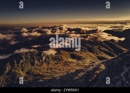 Escursione all'alba sulla Hochplatte nelle Alpi Ammergau, Ammergebirge nell'Allgaeu, Baviera, Germania, Europa Foto Stock