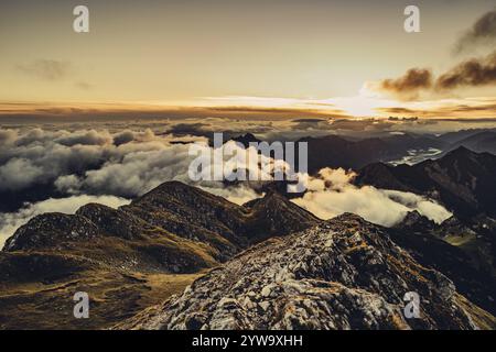 Escursione all'alba sulla Hochplatte nelle Alpi Ammergau, Ammergebirge nell'Allgaeu, Baviera, Germania, Europa Foto Stock