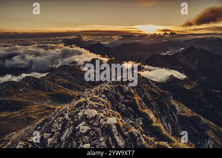 Escursione all'alba sulla Hochplatte nelle Alpi Ammergau, Ammergebirge nell'Allgaeu, Baviera, Germania, Europa Foto Stock