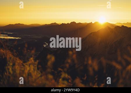 Vista dall'Aggenstein e dalle colline pedemontane delle Alpi a Ostallgaeu e dall'Ammergebirge all'alba, Baviera, Germania, Europa Foto Stock