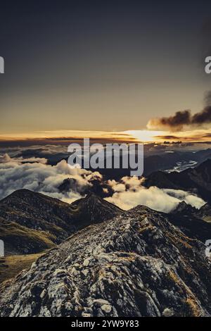 Escursione all'alba sulla Hochplatte nelle Alpi Ammergau, Ammergebirge nell'Allgaeu, Baviera, Germania, Europa Foto Stock