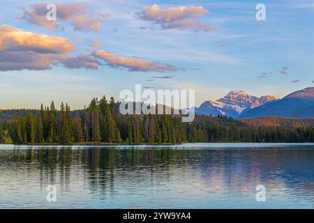 Mount Edith Cavell e Beauvert Lake Sunset, parco nazionale di Jasper, Canada. Foto Stock