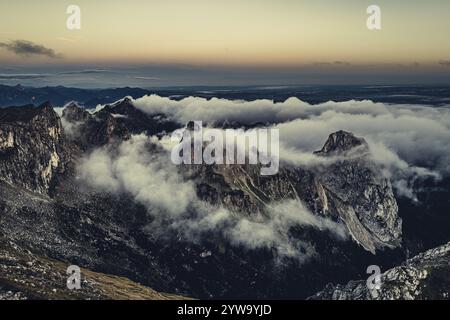 Escursione all'alba sulla Hochplatte nelle Alpi Ammergau, Ammergebirge nell'Allgaeu, Baviera, Germania, Europa Foto Stock