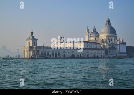 Vista da "colonna di San Marco e San Teodoro" sulla chiesa "Basilica di Santa Maria della salute" in una mattinata nebbiosa all'alba a Venezia in inverno, Ita Foto Stock