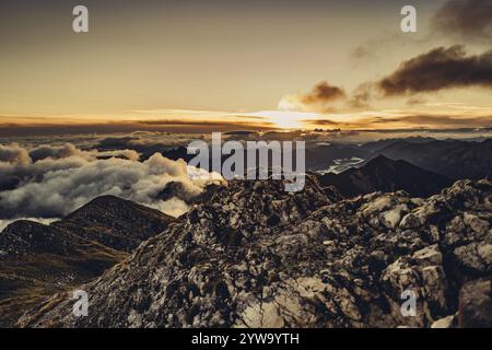 Escursione all'alba sulla Hochplatte nelle Alpi Ammergau, Ammergebirge nell'Allgaeu, Baviera, Germania, Europa Foto Stock